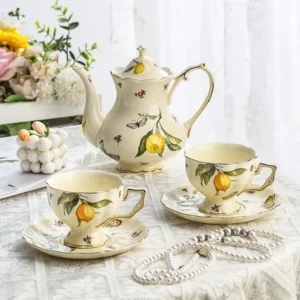 Zitronen-Kaffeetassen- und Untertassen-Set, Teekanne im britischen Luxus-Stil, Goldbemalte Teekanne, Teezubereiter, Tania Bulhoes Design Tasse