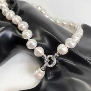 Luxuriöse Halskette mit kultivierten 12-15mm weißen Kartoffel-Süßwasserperlen und CZ-Pavé-Muschelperlenanhänger für Hochzeiten