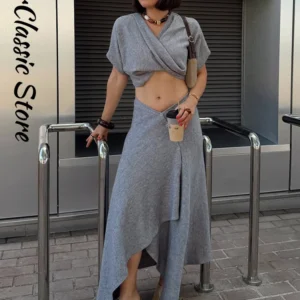 Eleganter grauer Damenanzug mit V-Ausschnitt, Kurzarmhemd, Schal und unregelmäßigem Saum, langer Rock – Neues lässiges Streetwear-Herbstoutfit 2026