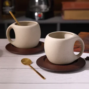 Keramik-Kaffeetasse und Untertasse, Retro-Latte, amerikanische Kaffeetasse, Holzuntersetzer, Teetassen, Löffel, Blumentassen.