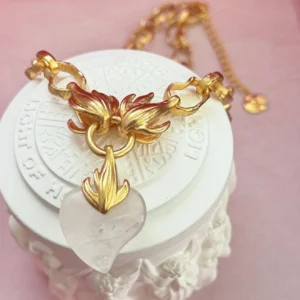 Europäischer und amerikanischer Retro-Modeschmuck mit einzigartigem Stil, leichter Luxus-Textur, herzförmige Halskette mit Hammermuster.