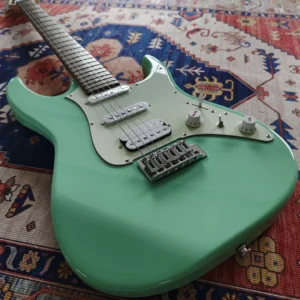Grüne E-Gitarre mit 9 Klangfarbenwechseln, HSS-Tonabnehmer, Vibrato und Einzelsteg