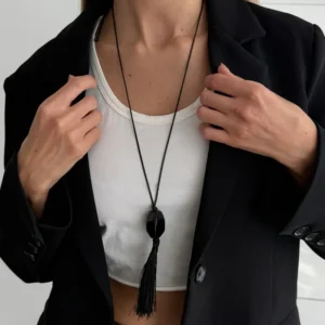 Retro-Halskette mit schwarzem Harzperlen-Quastenanhänger für Damen, verstellbare lange Seilkette, unregelmäßiges, schlichtes Design, trendiges Schmuck-Accessoire