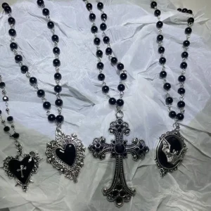 Vintage Gothic Fledermaus Kreuz dunkle Anhänger Halskette Y2K personalisierte Thorn Love schwarze Perle gestapelte Halskette geeignete Halloween-Geschenke