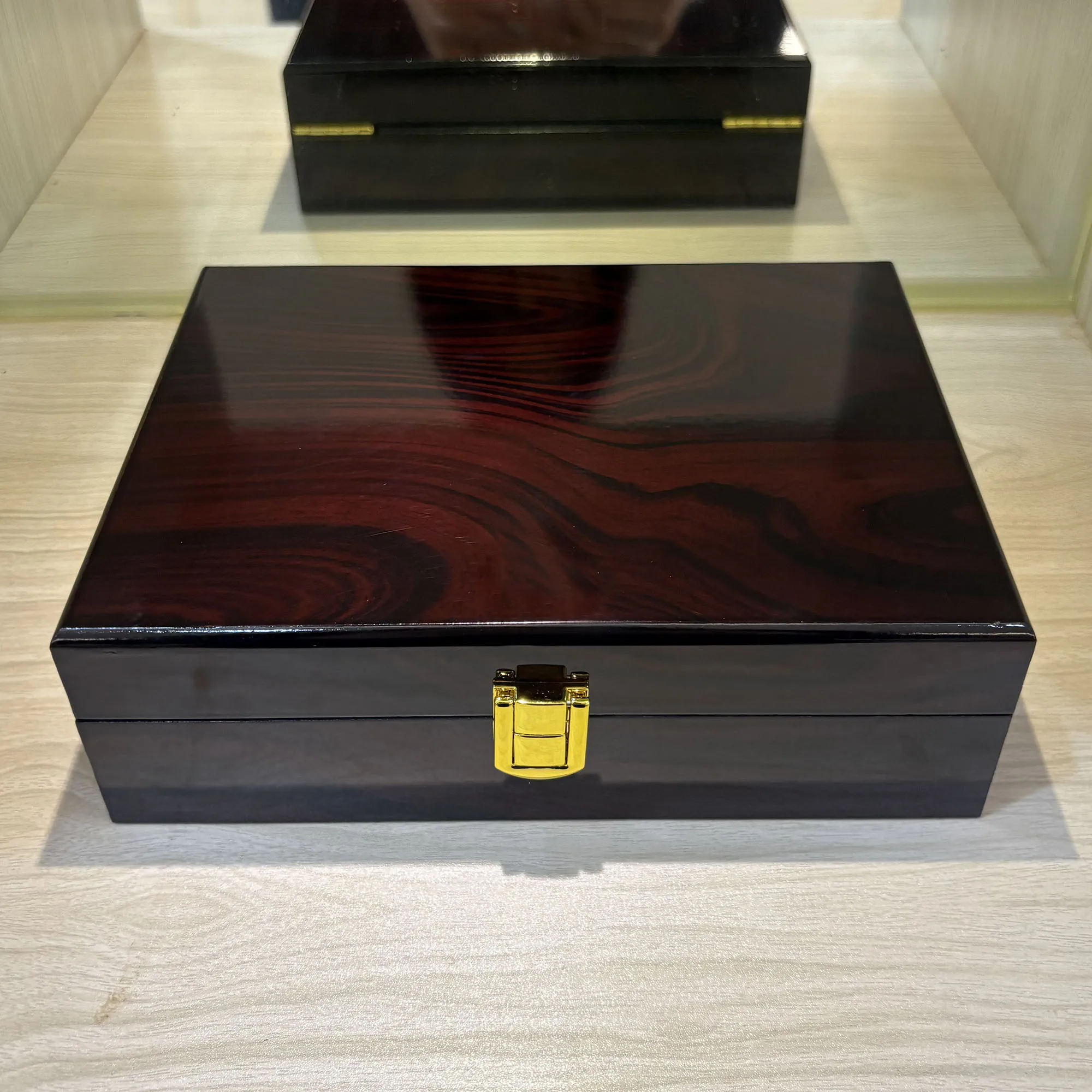Hochwertige Glänzend Lackierte Holz-Aufbewahrungsbox Für Gürtel, Premium-Geschenkverpackung, Multifunktionale Aufbewahrung Für Schmuck Und Accessoires, Mit Sicherer Verschlussfunktion Hochwertige Glänzend Lackierte Holz-Aufbewahrungsbox Für Gürtel, Premium-Geschenkverpackung, Multifunktionale Aufbewahrung Für Schmuck Und Accessoires, Mit Sicherer Verschlussfunktion – Bild 2