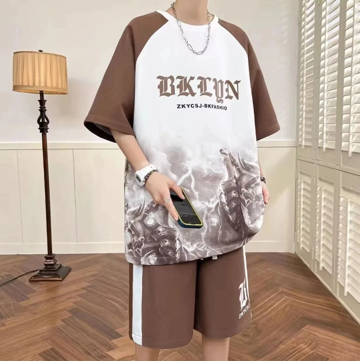 Sommermode Für Herren, Personalisierter Buchstabendruck, Bequem, Atmungsaktiv, Rundhals-T-Shirt, Shorts, Set Im Street-Style-Outfit Im Freien Sommermode Für Herren, Personalisierter Buchstabendruck, Bequem, Atmungsaktiv, Rundhals-T-Shirt, Shorts, Set Im Street-Style-Outfit Im Freien – Bild 3