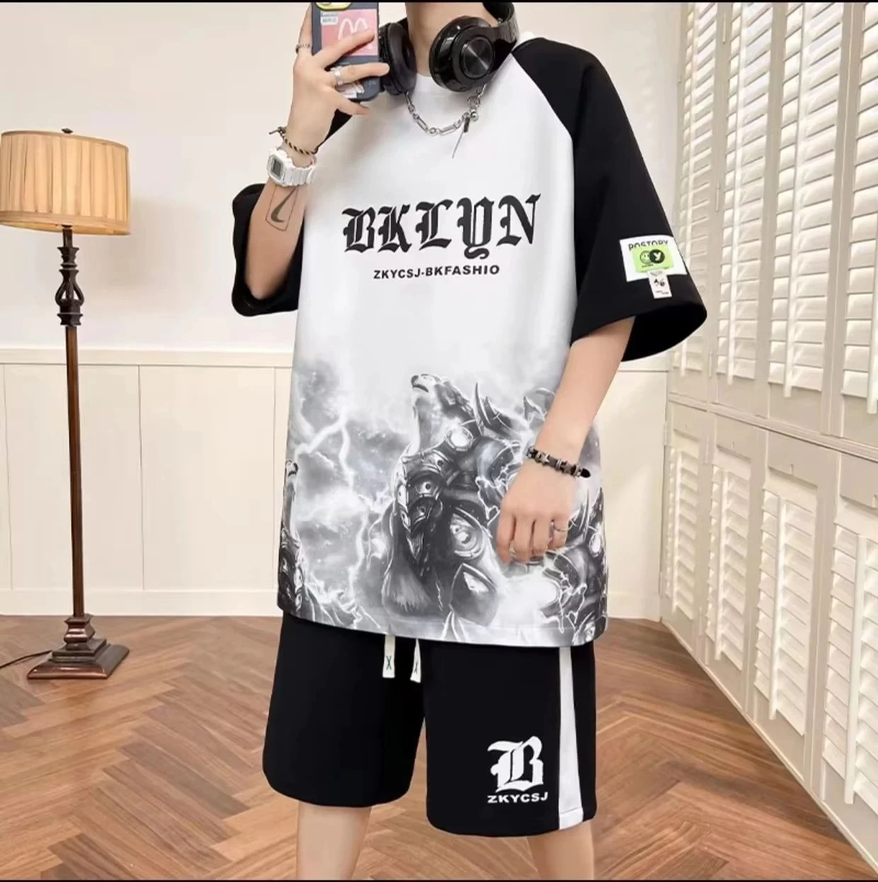 Sommermode Für Herren, Personalisierter Buchstabendruck, Bequem, Atmungsaktiv, Rundhals-T-Shirt, Shorts, Set Im Street-Style-Outfit Im Freien Sommermode Für Herren, Personalisierter Buchstabendruck, Bequem, Atmungsaktiv, Rundhals-T-Shirt, Shorts, Set Im Street-Style-Outfit Im Freien – Bild 2