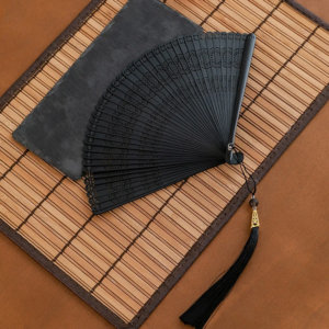 Japanischer klassischer Faltfächer im chinesischen Stil, schwarz, tragbarer Damen-Faltfächer, exquisiter Bambusfächer im antiken Stil