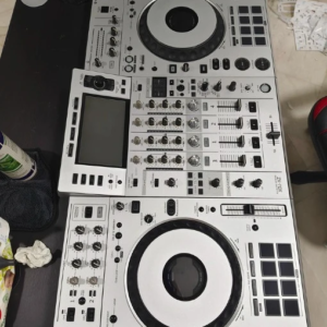 Für den Xdj-xz Film-Controller Xdjxz ist die integrierte DJ-Maschine vollständig mit importierten PC-Materialien und grünen Aufklebern umgeben.