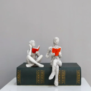 Kreative Lesende Frauen Harz-Skulptur Beinhebende Statue Heim- und Büro-Schreibtischdekoration Abstrakte Kunsthandwerksdekoration